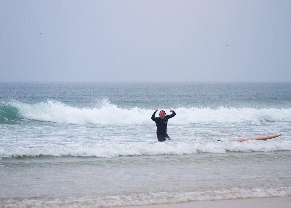 otter AGM surfer wave