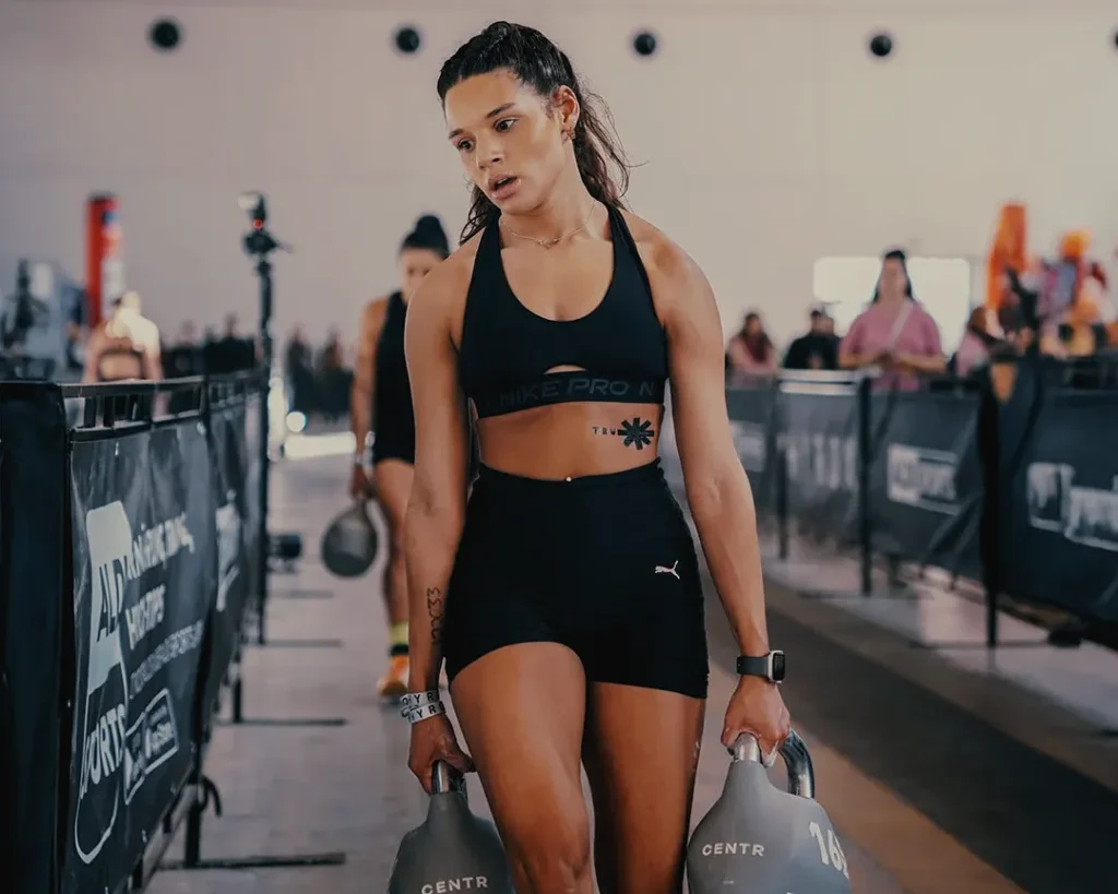 athlete mid farmers carry wearing technical hybrid clothing