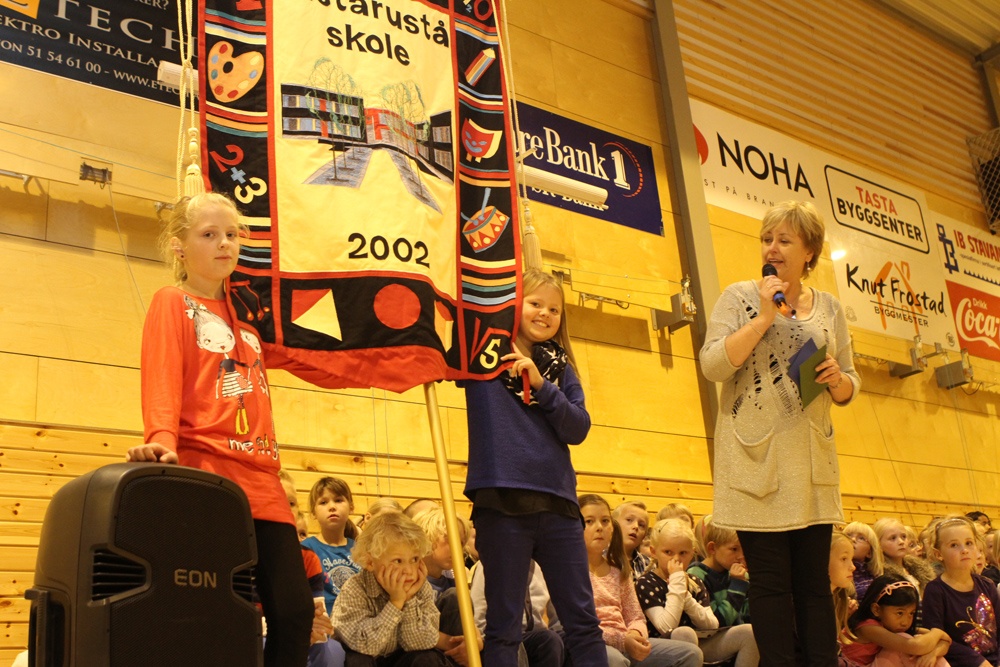 Annette (t.v.) og Tuva ved Tastarustå skole