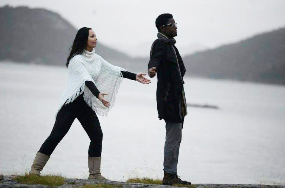 Alexander Skadberg og Trude Hartvigsen er to tredeler av trioen som skal hjelpe foreldre å la barn ta mer ansvar for seg selv. (Foto: Kjetil Tengesdal)