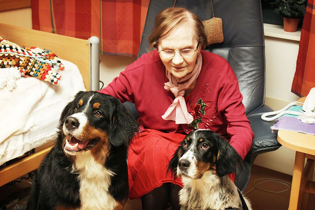 Marie Steinkoph Nikolaysen (94) avslutter bursdagen sin med besøkshunder.