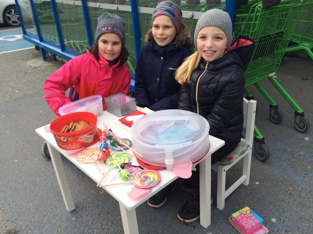 Fra venstre ser vi Rena Garresori, Emilie Monstad og Sofie Sørbø Horstad utenfor Kiwi på Tasta. FOTO: Privat