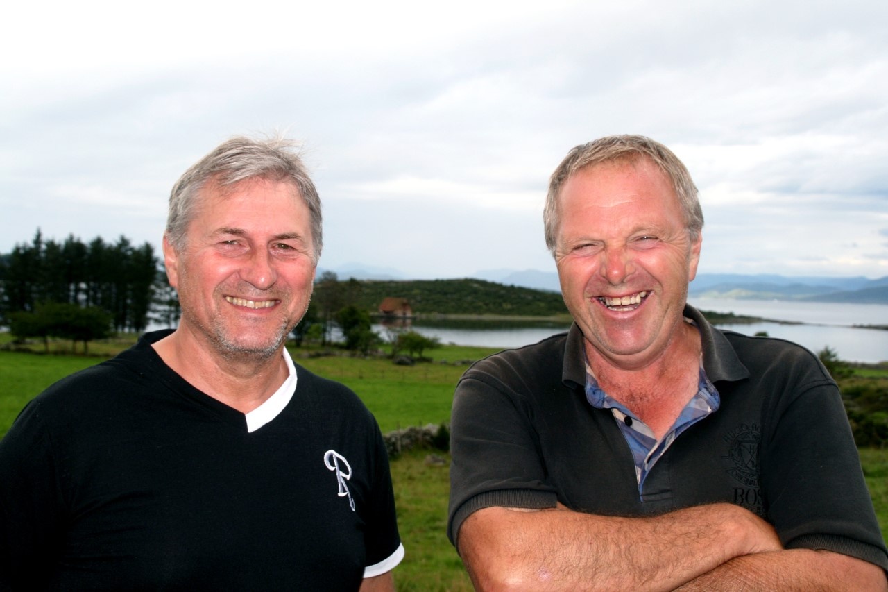 Både Dag Kristian Rosnes  (t.v) og Arne Geir Steinsland trives på Austre Åmøy. De guidet Tastavis rundt den flotte øya – med bruforbindelse og utsikt til flere kommuner.