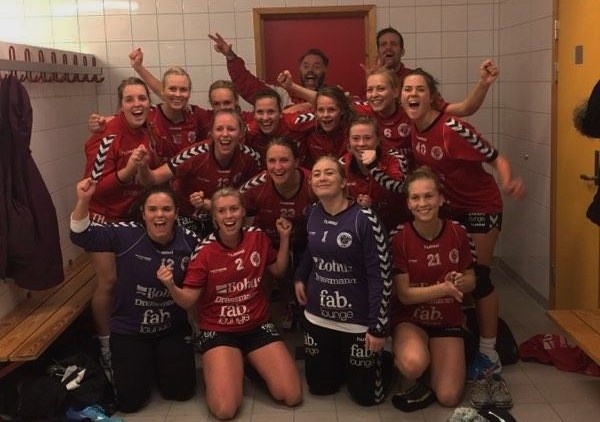 Fornøyde jenter etter kampen. Vaktmester Rudolf Hansen jr deler ut pokal etter kamp, men bare når det blir seier. FOTO: Vaktmesteren