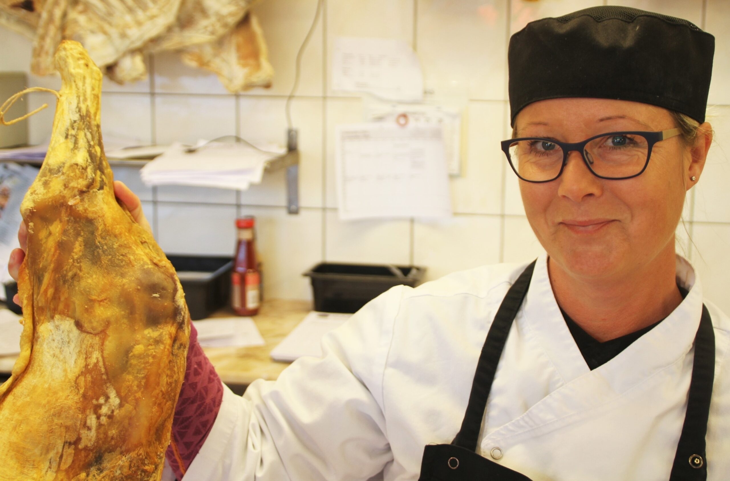 . Bente Jørgensen med en fenabog. Det, pinnekjøtt, ribbe og mye annet godt selges det i forbindelse med jul. FOTO: PER THIME