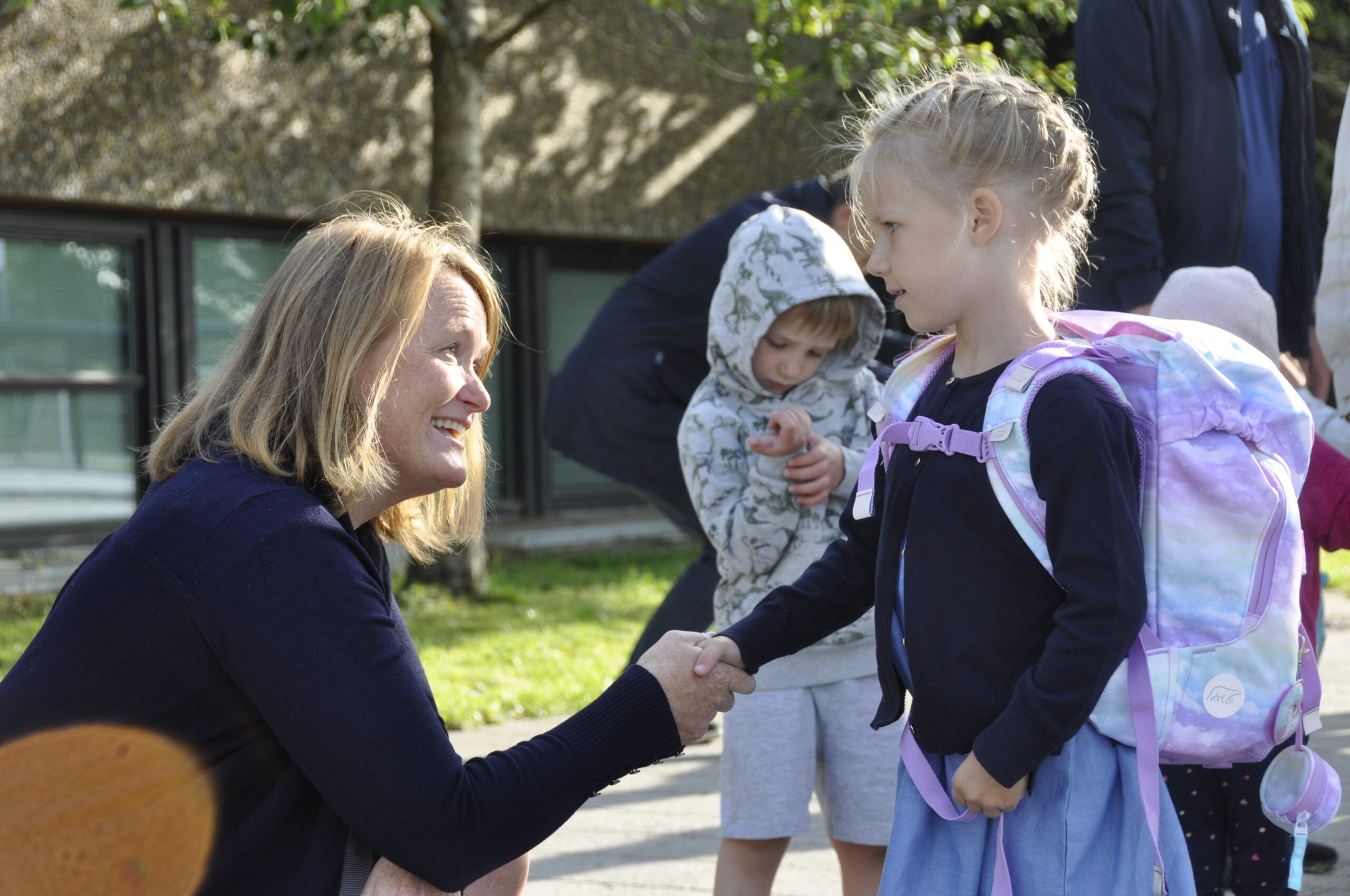 Rektor Kirsti Birkevold tok imot spente 1.-klassinger på Vardenes skole.