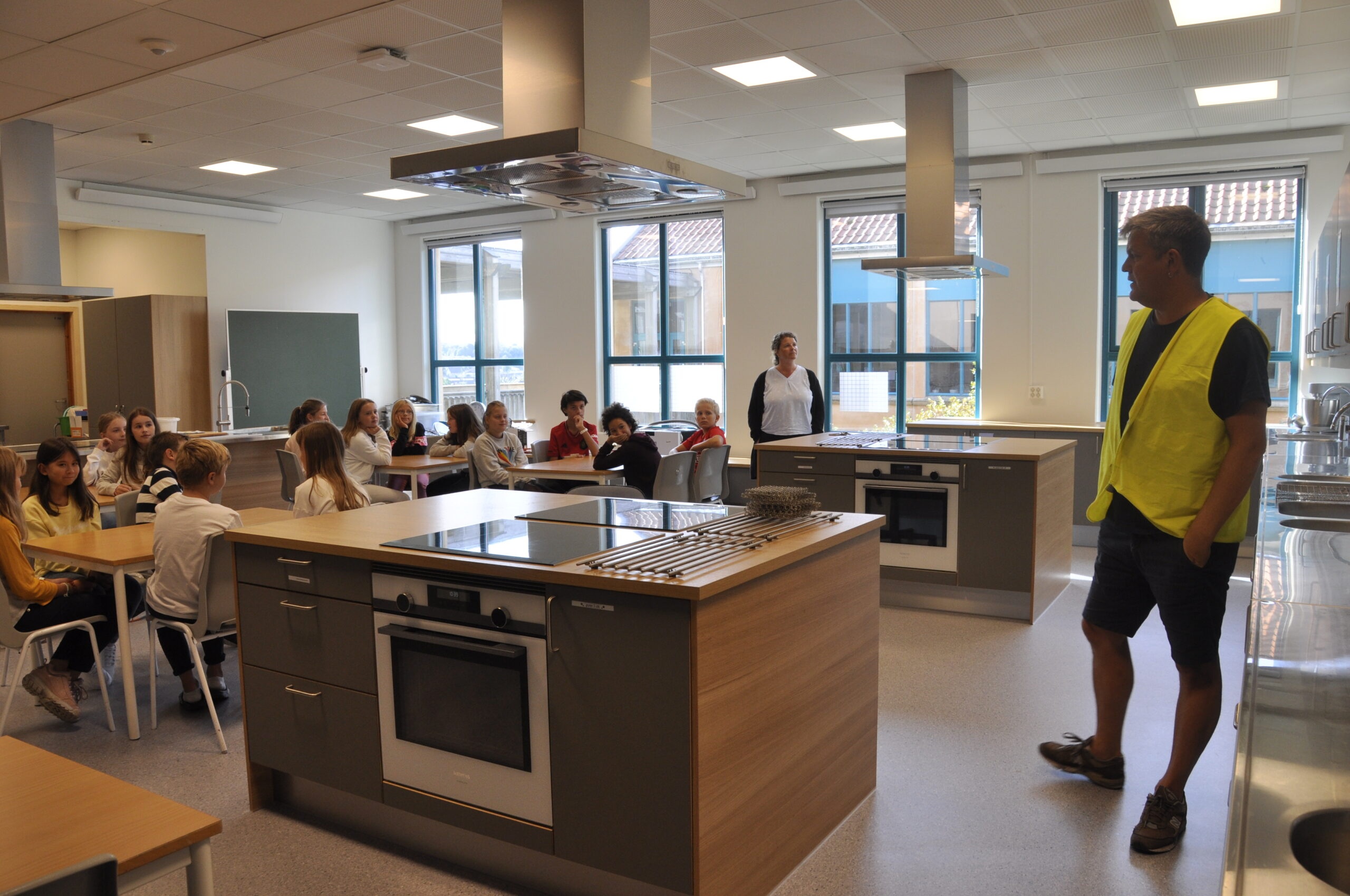På Tasta skole kunne Kjetil Vestbø glede seg over å ønske 6. klasse velkommen til et flunkende nytt kjøkken i mat og helse.