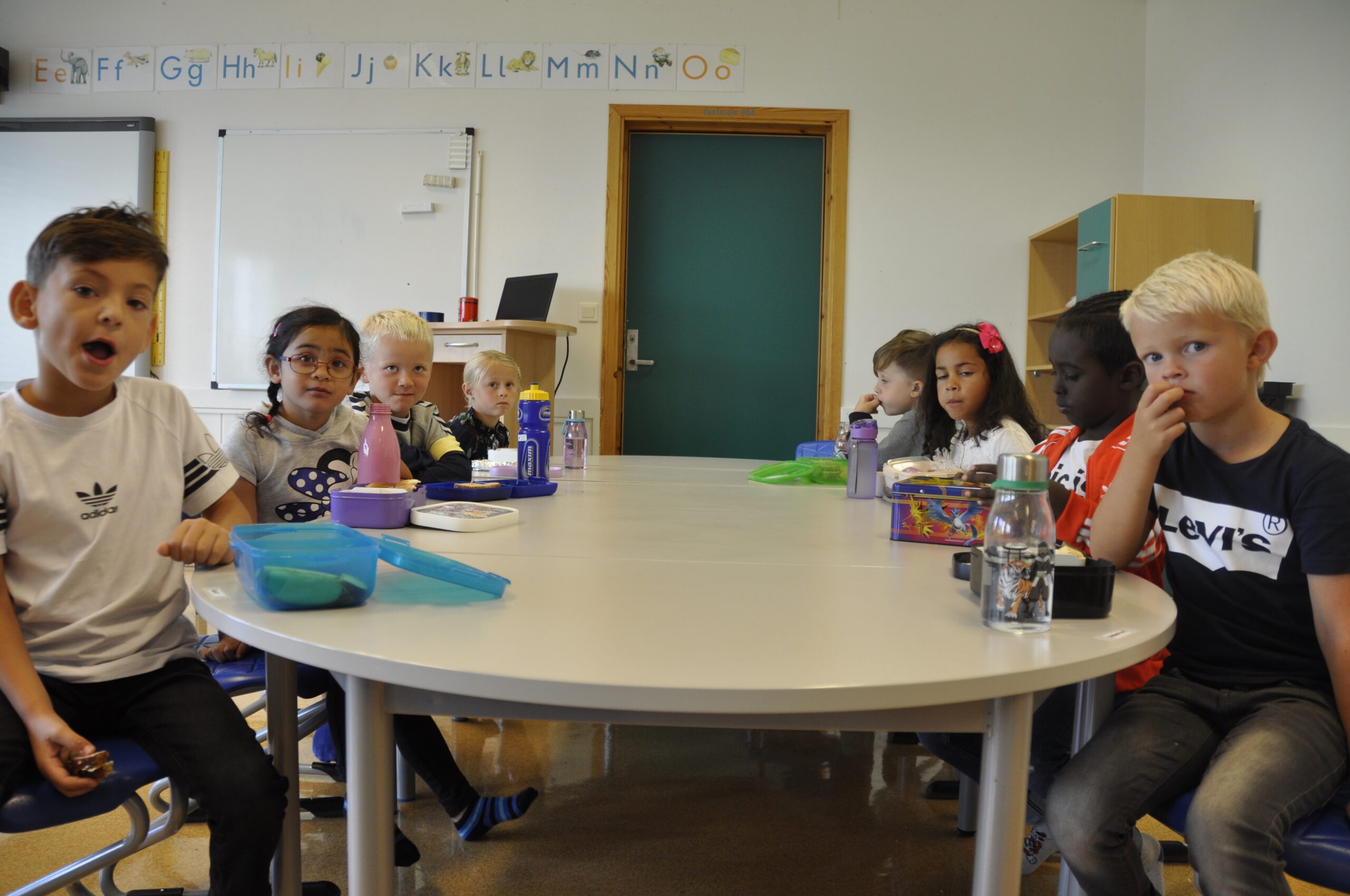 På Byfjorden skole har 1.-klassingene sin aller første matpause på skolen.