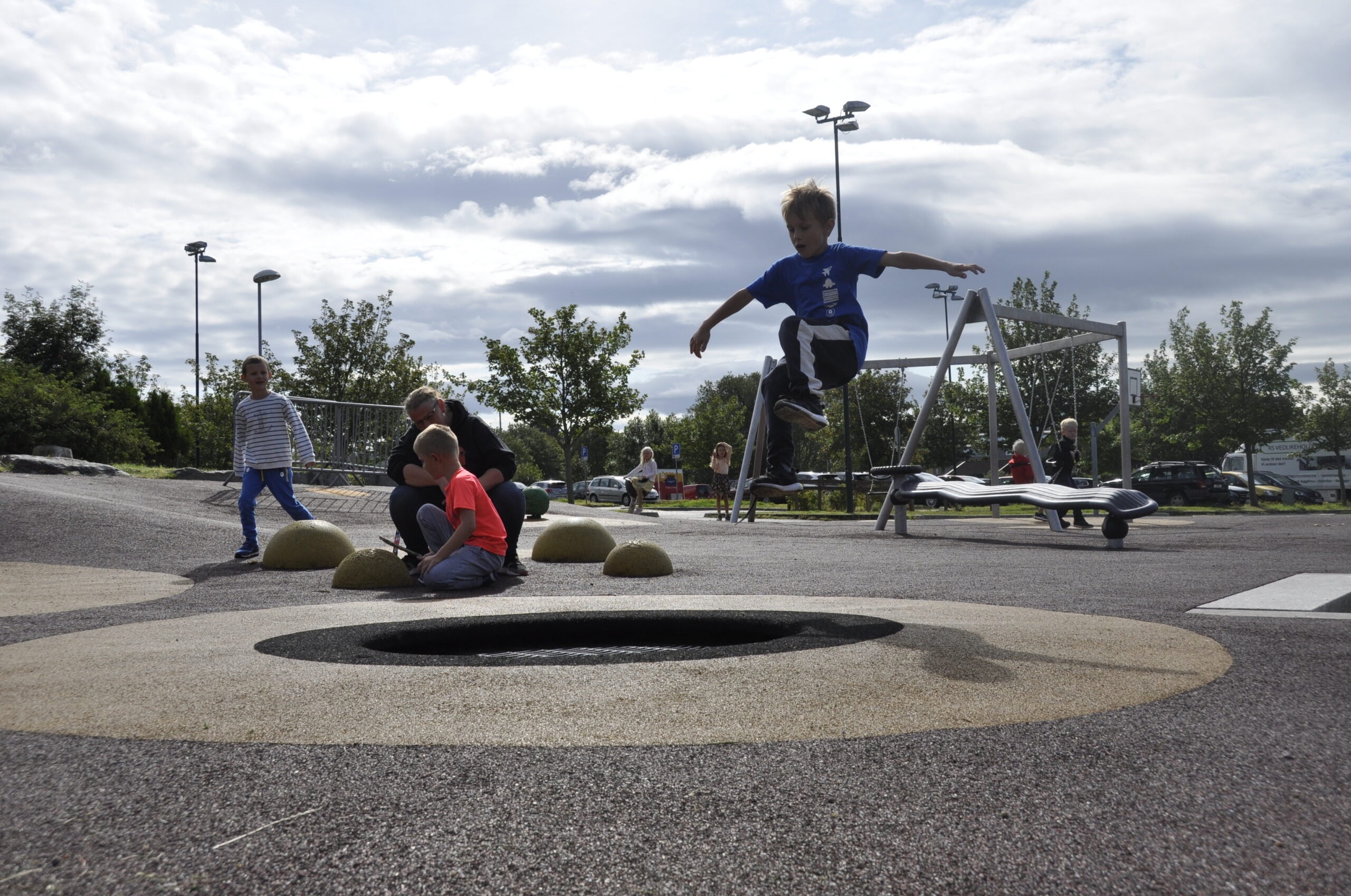 Også på Teinå skole er de spreke. Med trampoline i skolegården kan man gjøre heftige stunt.