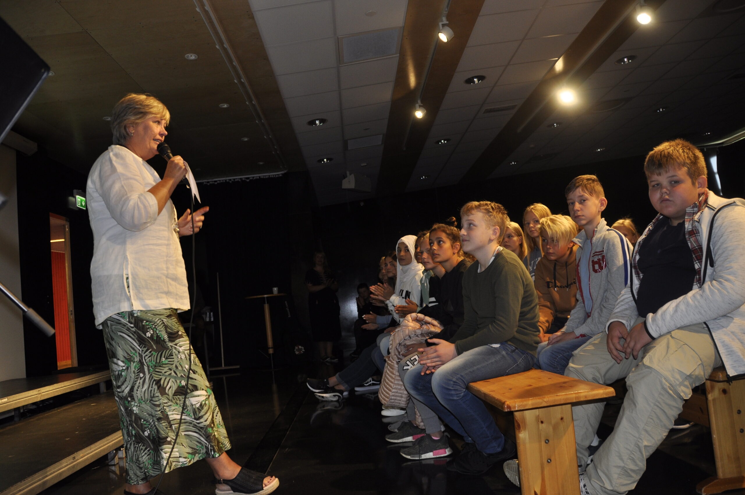 Rektor Heidi T. Høiland Arnesen ønsket de nye elevene velkommen, og presenterte lærerne.
