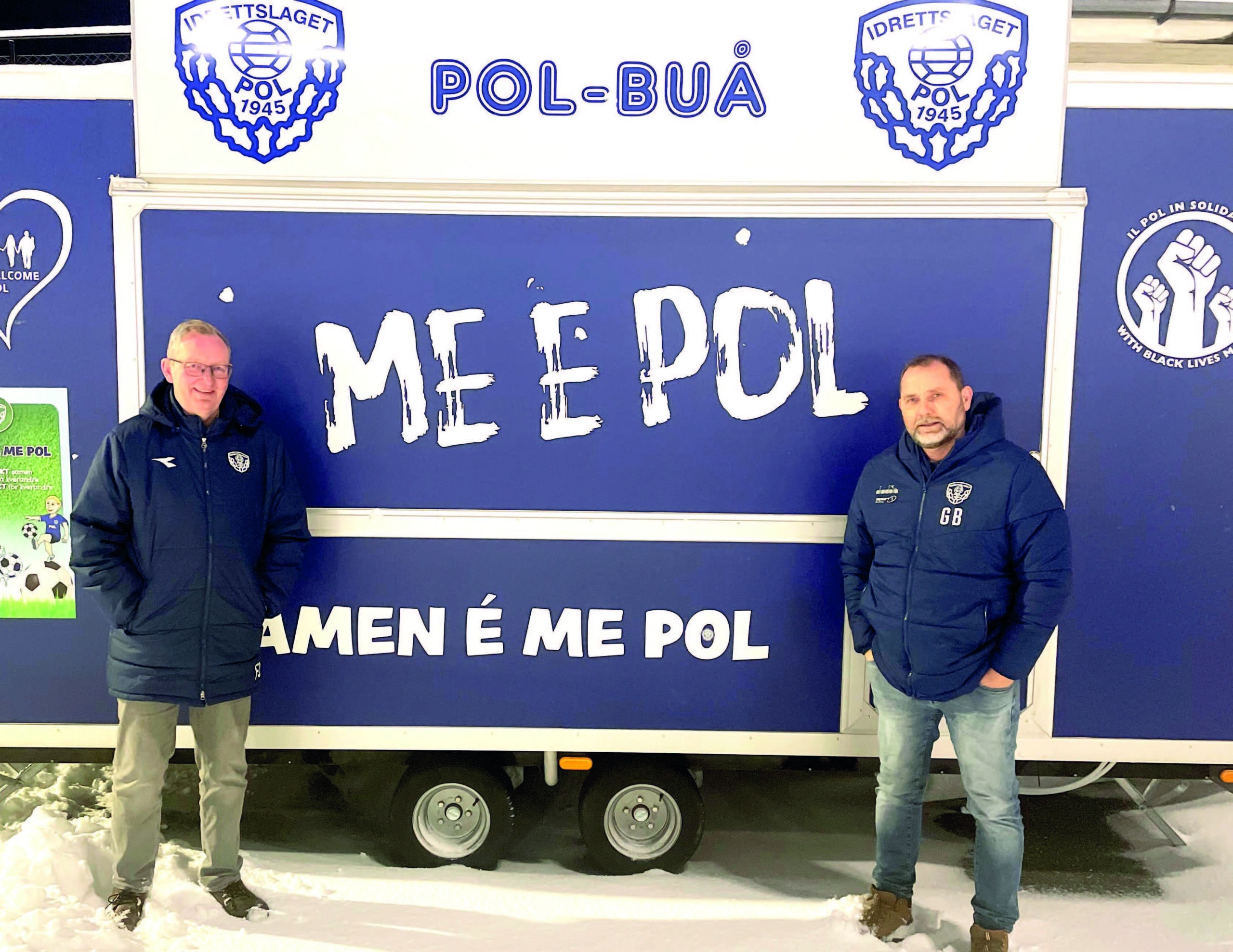 ME E ME POL: Brødrene stiller seg stolt foran POL-buå. Både Geir Aage og Frode har tre barn som de tar med på fotballbanen.