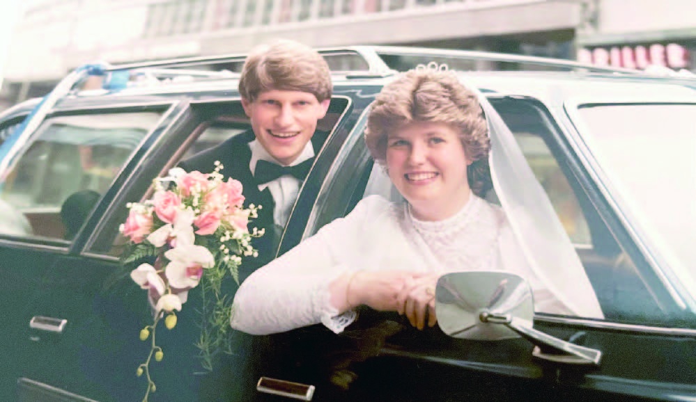 GODE MINNER: I mai 1984 ble Brith og mannen hennes gift. Bildet er tatt i Chevroleten til Brith sin far.