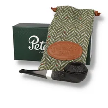 Peterson Pipe of the Year 2026 Sandblast 493 Squat Bulldog with black sandblasted briar, sterling silver mount, P-Lip stem, Donegal tweed pouch and green Peterson box.
