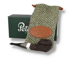 Peterson Pipe of the Year 2026 Cobble 493 Squat Bulldog with dark textured briar, sterling silver mount, black P-Lip stem, Donegal tweed pouch and presentation box.