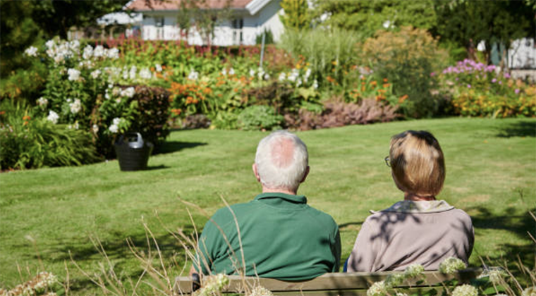 Deep roots to the garden slows 1 in 4 retirees from downsizing