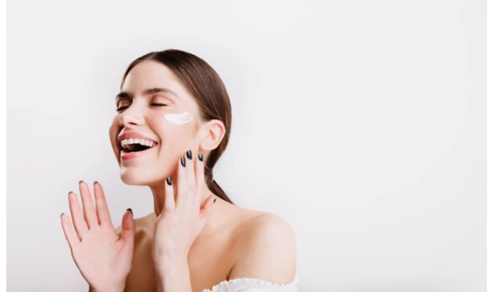 Lady_rubbing_cream_on_face
