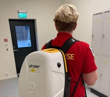 Hjartekompresjonsmaskinene er pakka i ein sekk av hard plast og kan takast med ut i terrenget.