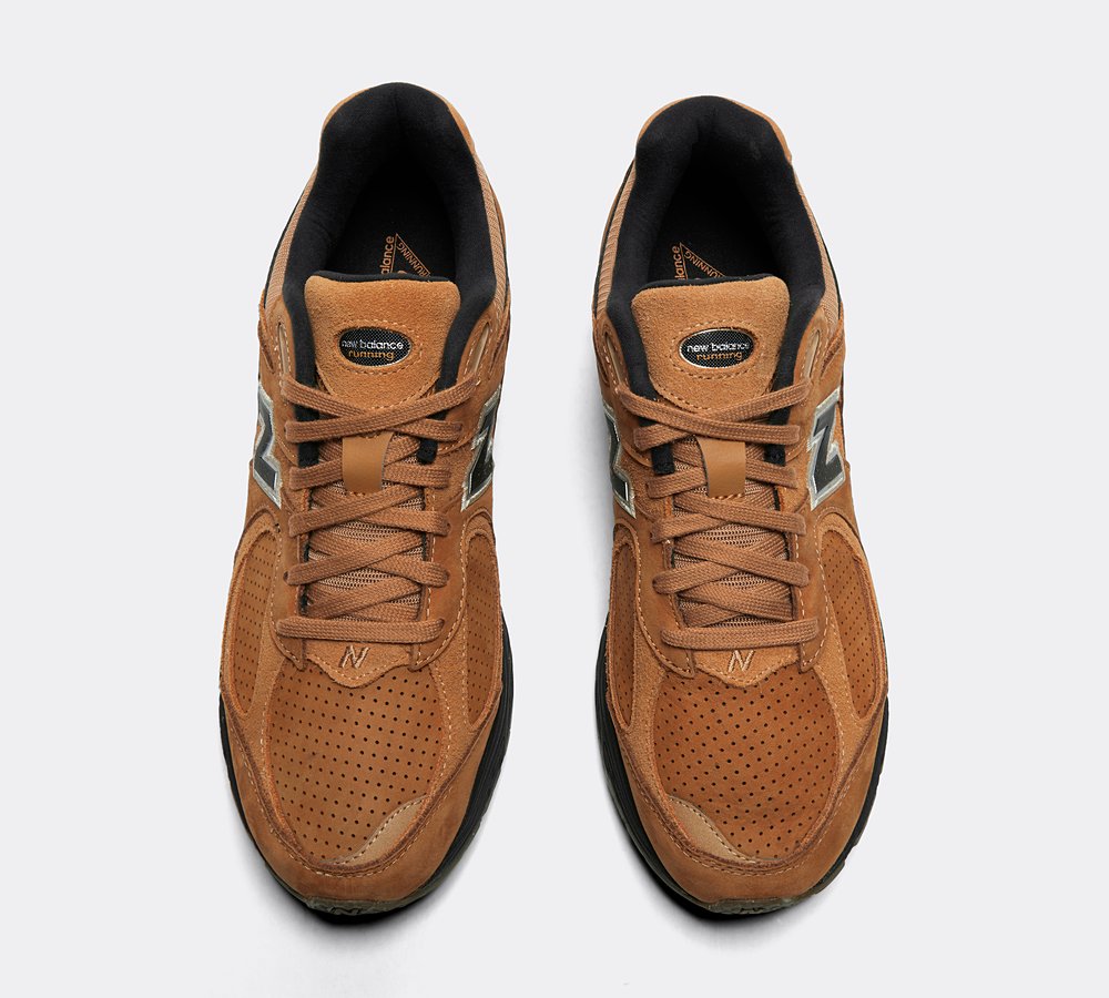 New Balance 2002R Trainer Tobacco / Black @ Clobbr