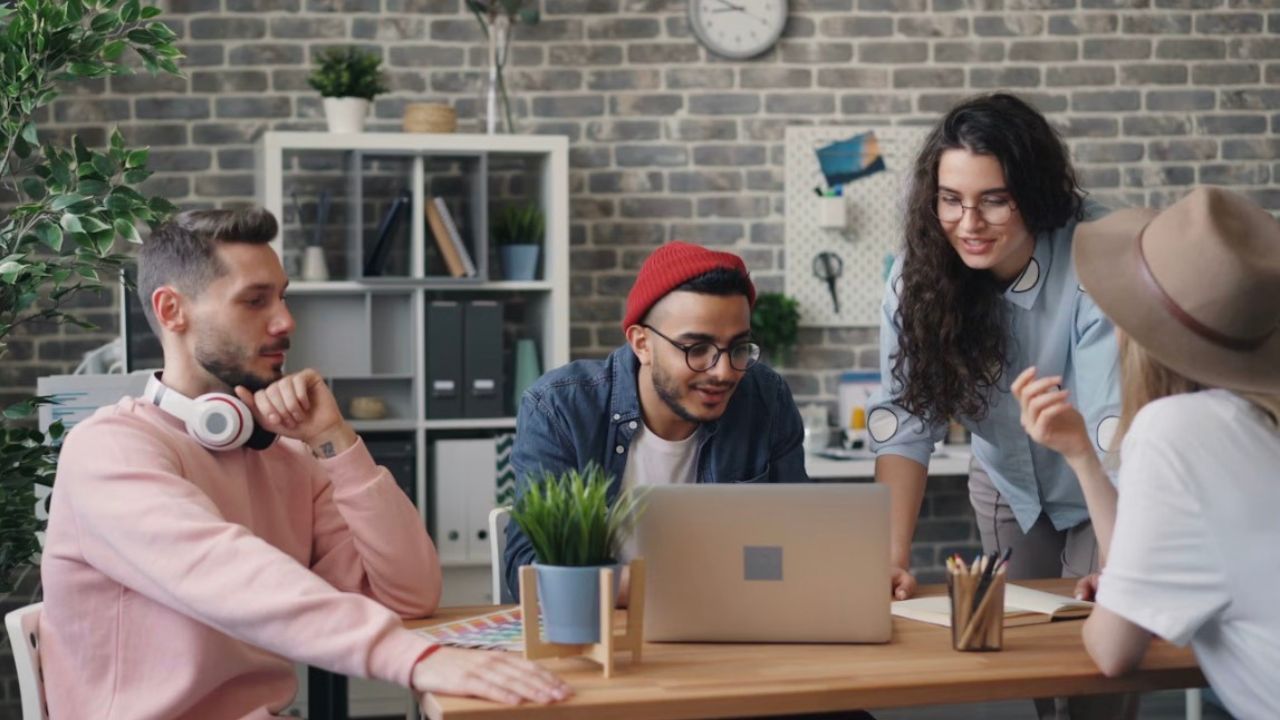 9 to 5 jobs Gen Z shift toward side hustles and independence - StrongYes