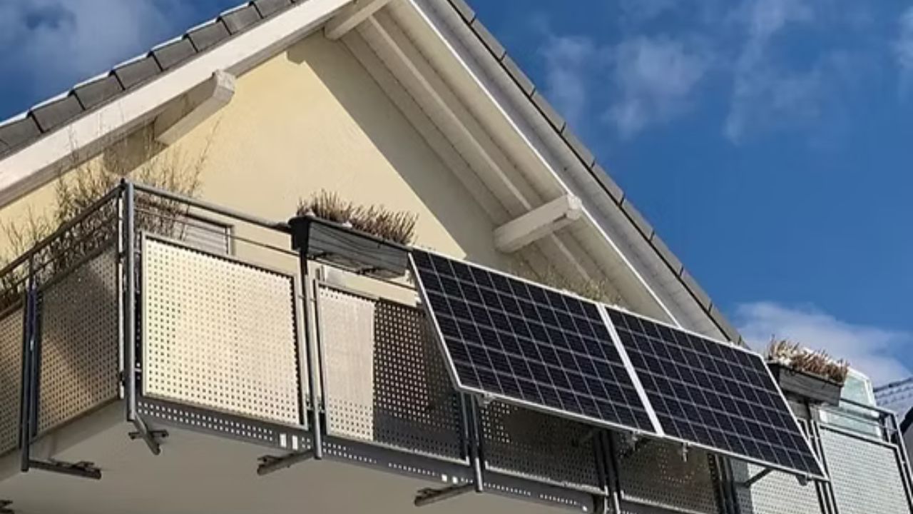 Say goodbye to the idea that your balcony is yours to install solar panels: a court orders their removal even with the support of most neighbors