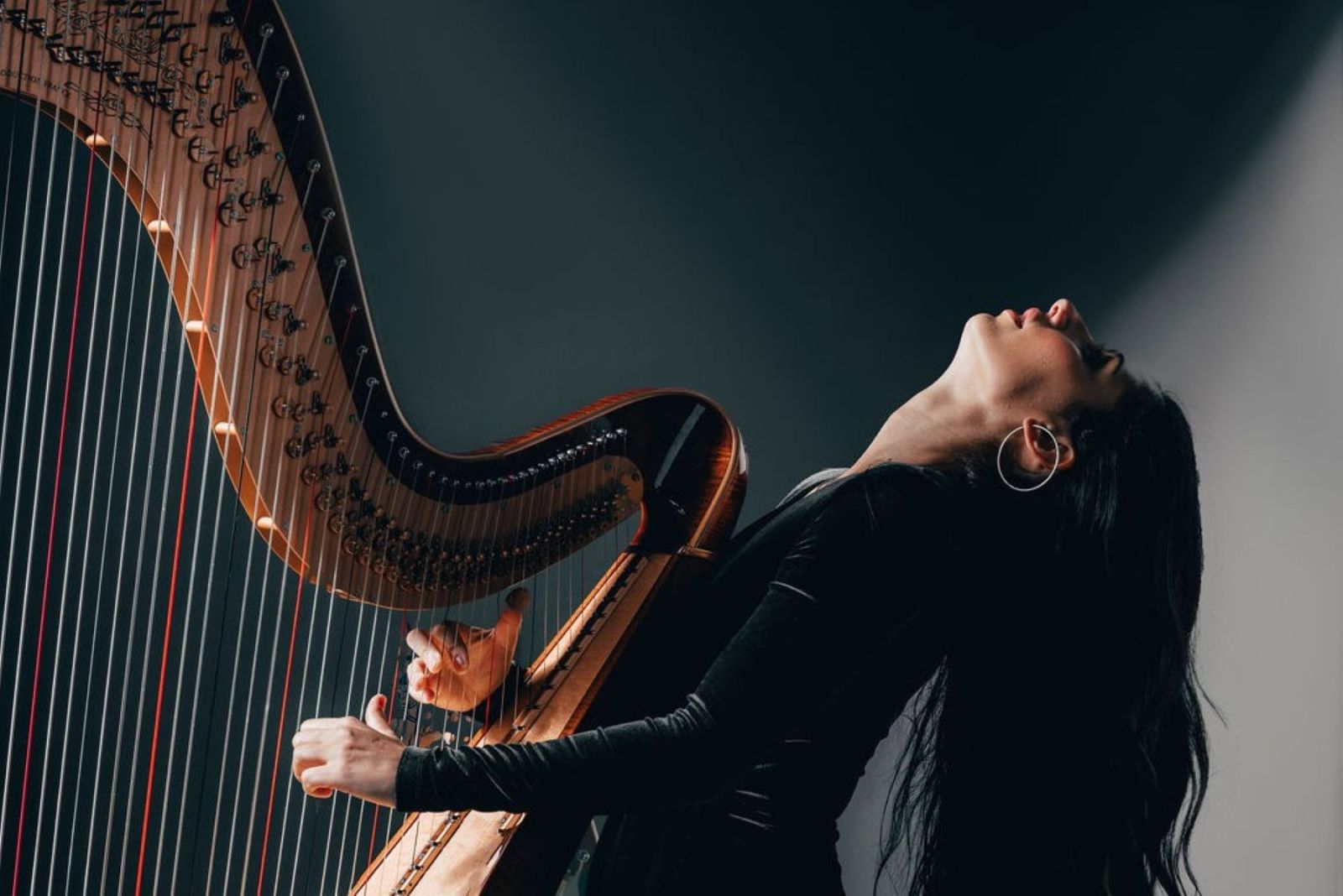 Liana Perillo music review: Harp, voice and a dreamlike charm