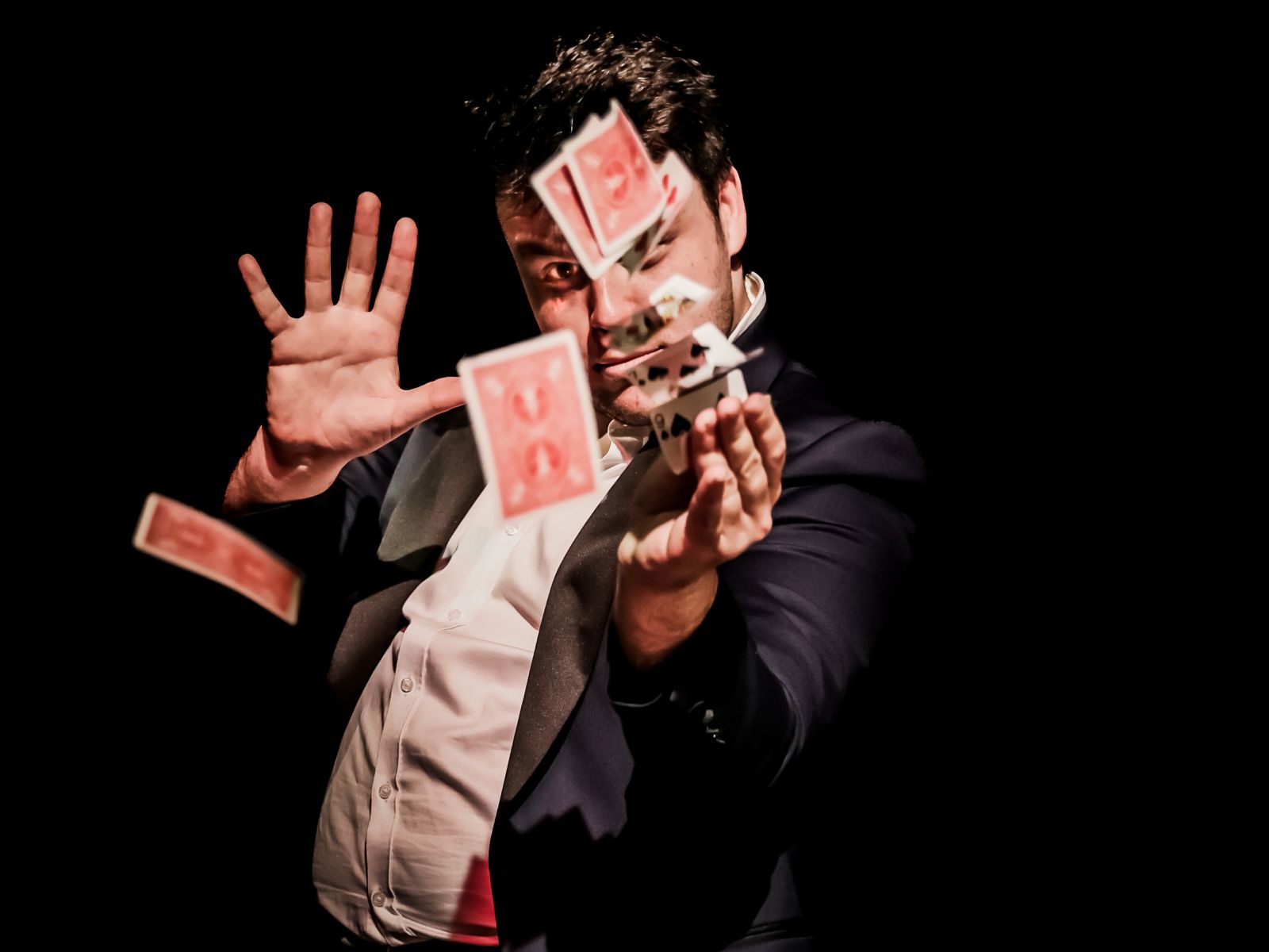Campbell Glazier: Trickster cabaret review – Impressive close-up magic