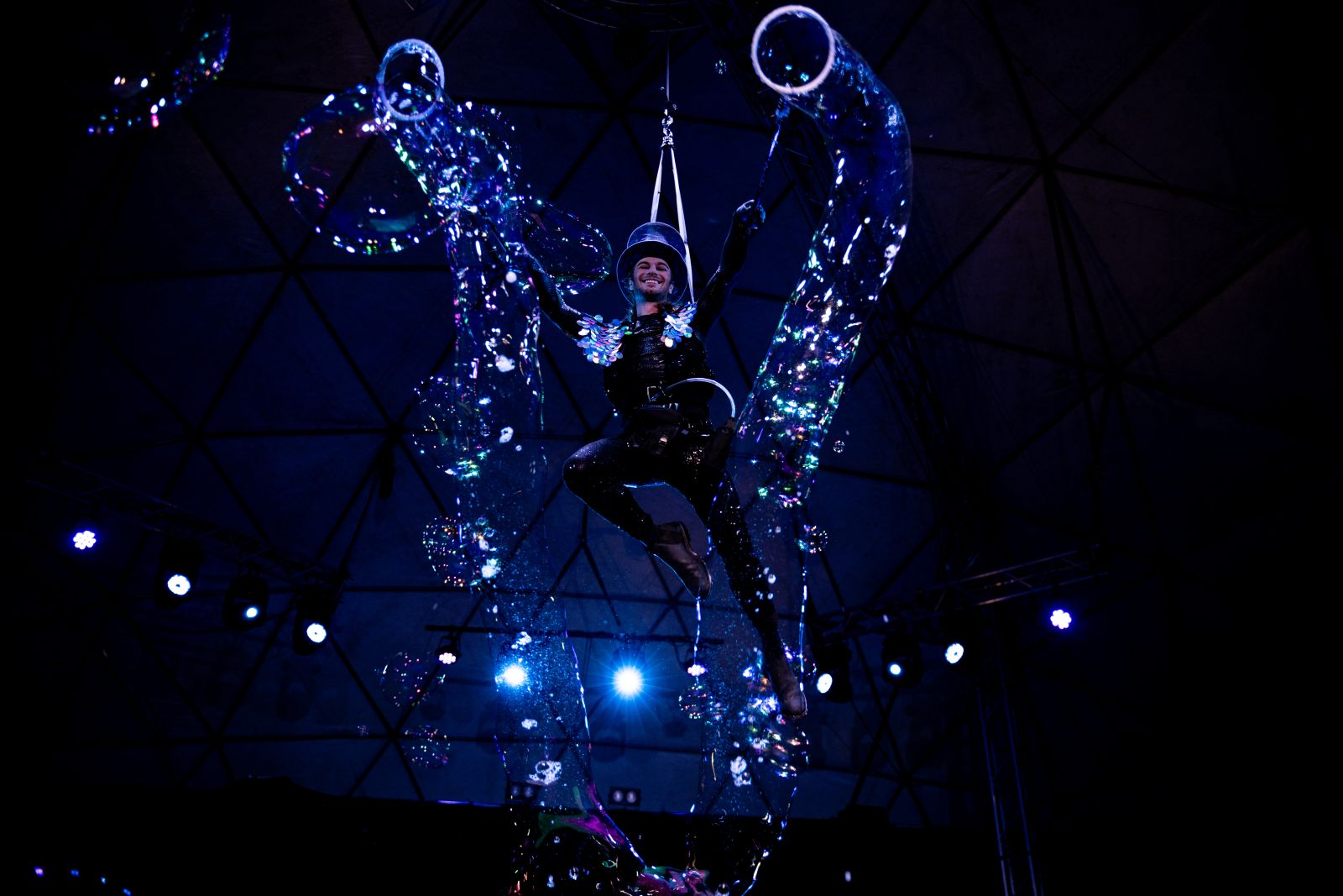 The Flying Bubble Show kids show: A visual feast