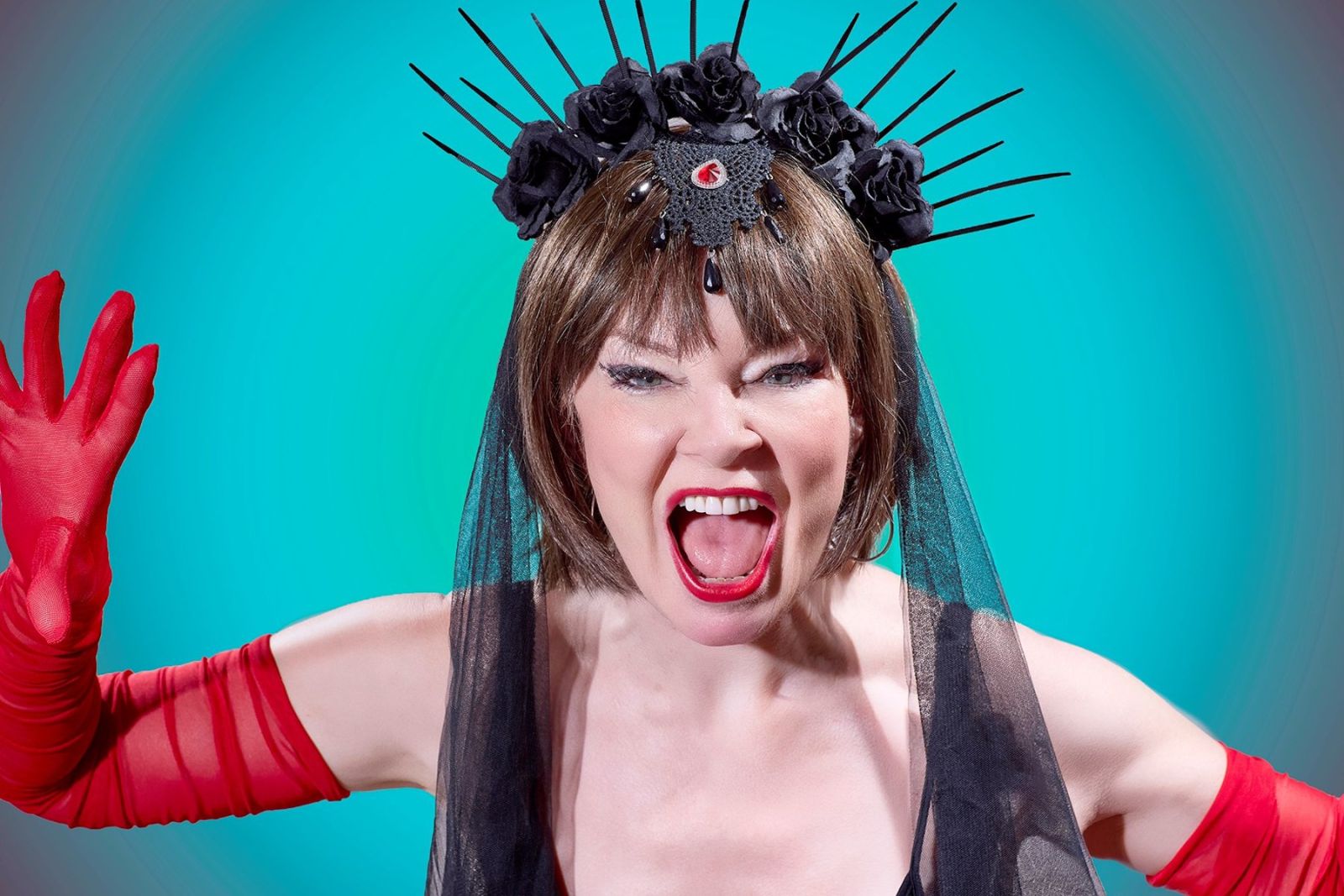 Sarah McGuinness: Grit, Glitter And Gaslight theatre review – All guns blazing