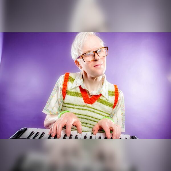 Robert White: 'THAT' Gay Autistic Keyboard Tanktop Comedy Guy!