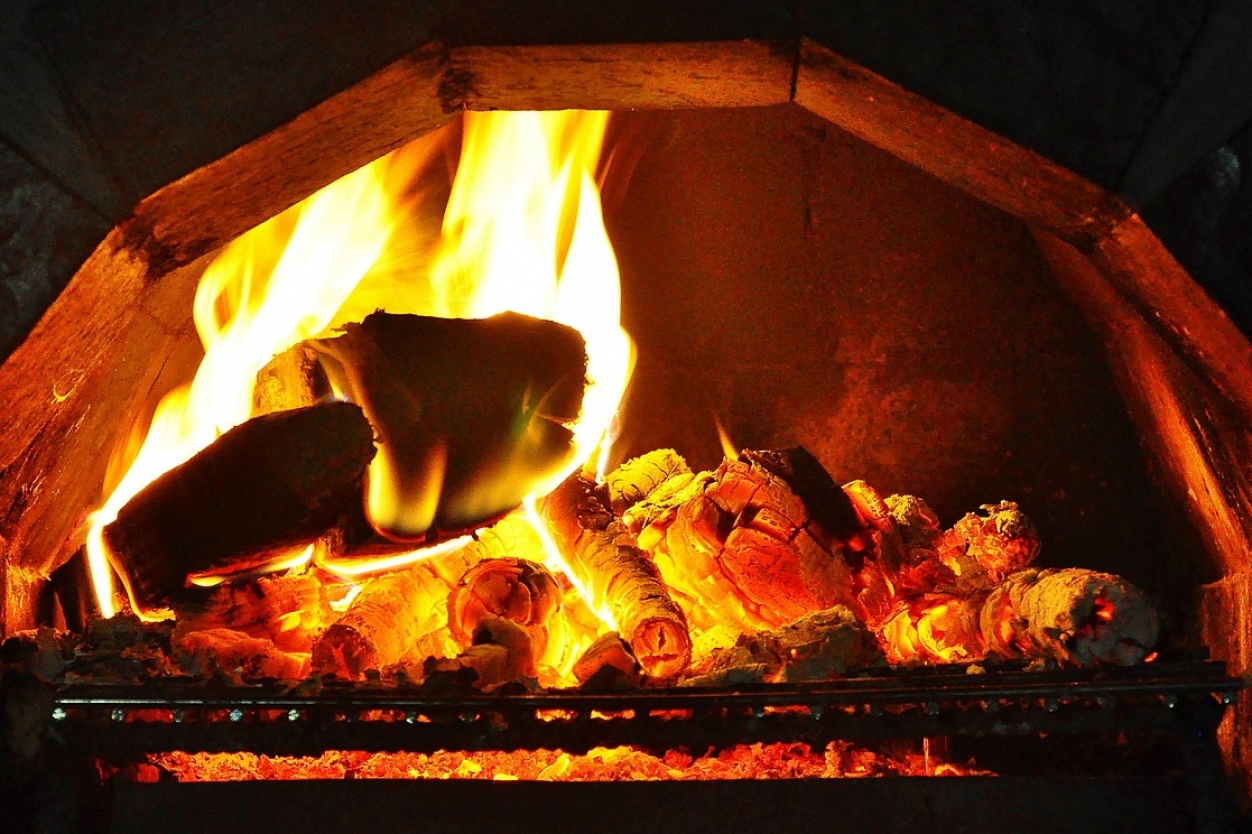 Fireplace Design Trends: From Traditional Inglenooks to Modern Statement Pieces