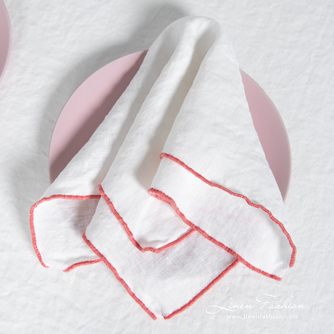 ARVO white linen napkin with rosy border