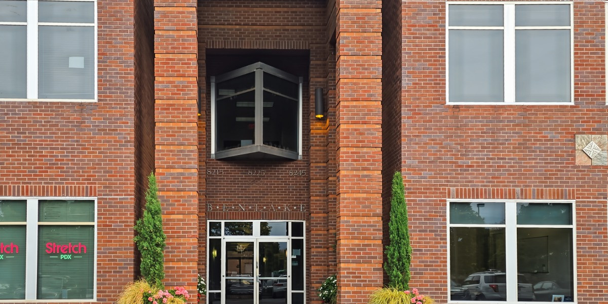 Red-brick office building at Tualatin Lake at the Commons, Tualatin