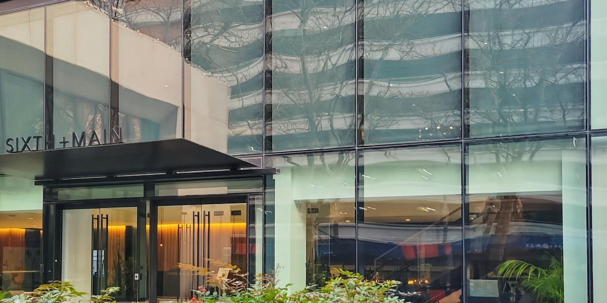 Glass entrance of 1050 SW 6th Avenue, downtown Portland