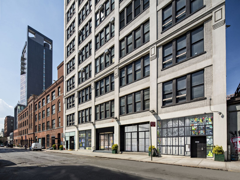 W 25th St