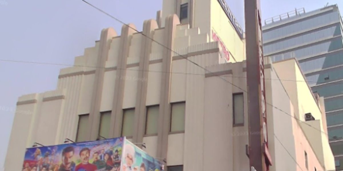 6, Jawaharlal Nehru Rd, adjacent to Metro Central (Previously Metro Cinema, near Central, Esplanade, Dharmatala, Taltala, Kolkata, West Bengal 700013, India