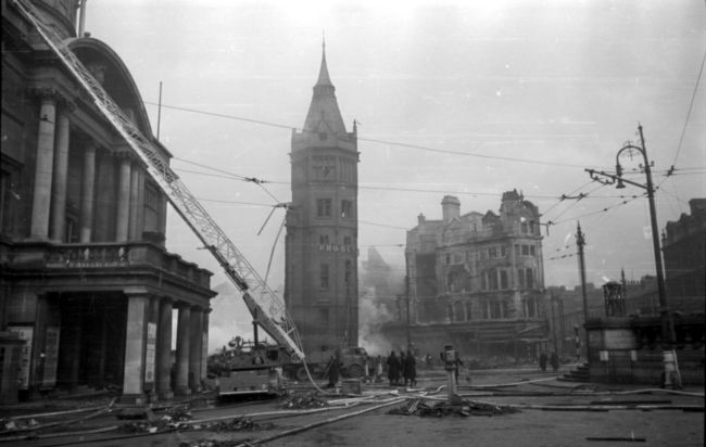 A photograph of the Hull City Hall Queen Victoria Square.  Bombed out buildings can be seen in the background .