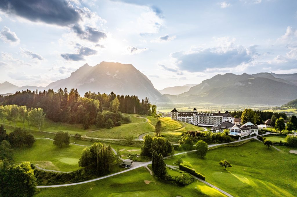 Play golf in Austria at Golfclub Schloss Schonborn