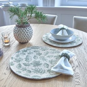 Circular Placemat Leaf Design