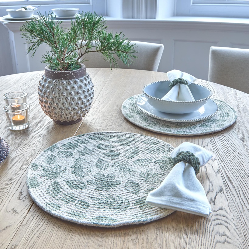 Circular Placemat Leaf Design