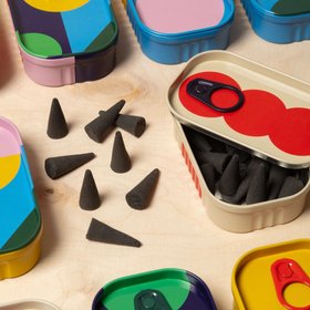 PEACE OUT - Tinned Goods - 24 Sandelholz-Räucherkegel | Block Design