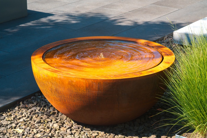 Halbkugel-Brunnen BAYOU aus Cortenstahl
