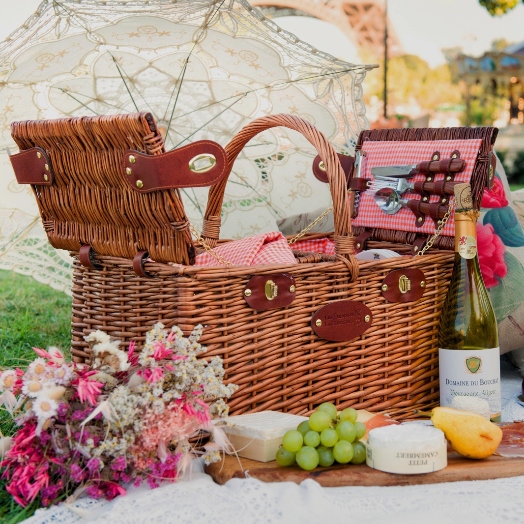 Panier Pique Nique Saint Germain Rouge - Crédit @lovepicnicparis