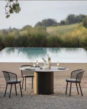 Luxus Gartenterrasse mit Outdoor Gartentisch und Pool