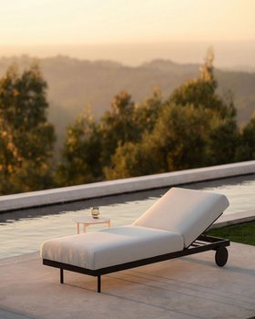 Luxusgarten mit Desin Liegestuhl und Pool