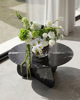Extravagante Blumendeko für das moderne Zuhause auf hochwertigem Marmor Couchtisch