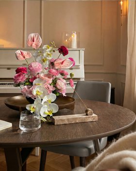 Opulente Blütenarrangements in sanftem Rosa für das moderne Esszimmer