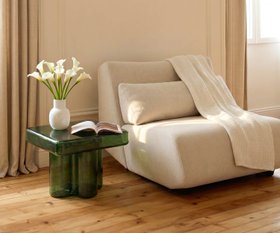 Moderne Wohnecke mit exklusivem Design Glas Couchtisch qudaratisch Gruen Miniforms Soda