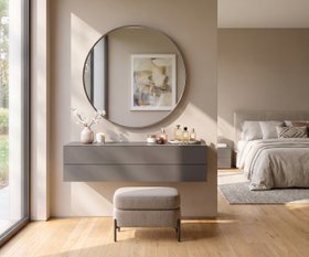 Modernes Schlafzimmer mit hängender Schminktisch Kommode