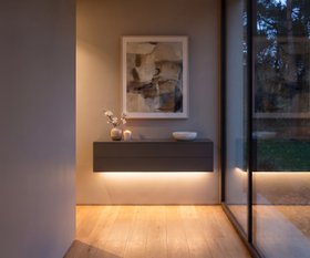 Moderne Flur Einrichtung mit hängender Wandkommode dunkelgrau und LED Beleuchtung
