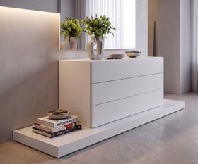 Moderne Fluridee mit minimalistischer Kommode und 3 grifflosen Schubladen matt weiß